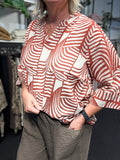 Printet bluse med v-hals, rund flæse-krave og brede korte ærmer, som går lige til albuen. Den er i en tynd viskose kvalitet, som gør at den er lækker at have på. Den er perfekt til plus size pigen da den går helt op til en str. 58. 
