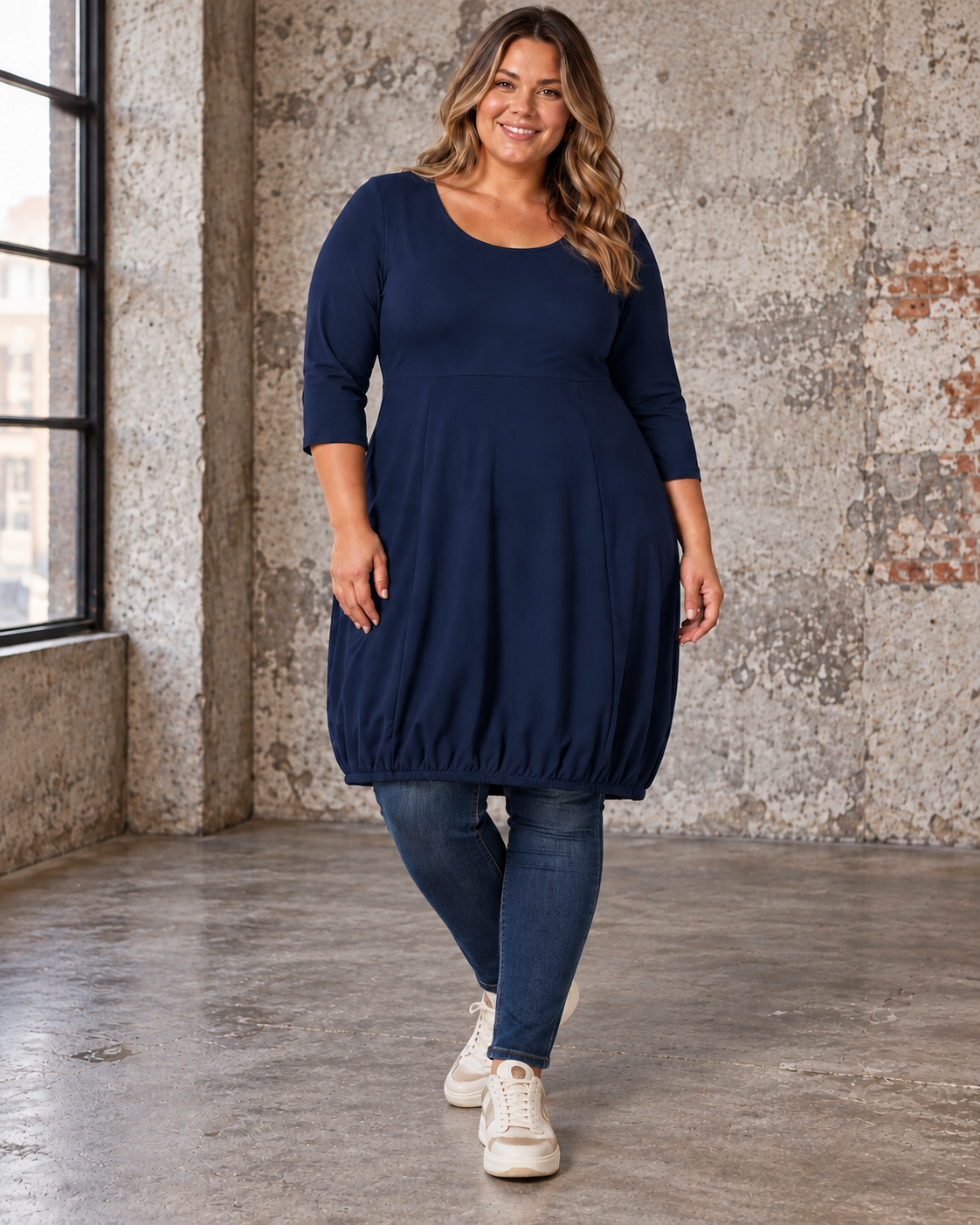 **Alt-tekst:**
Hilda plus size jersey kjole fra Pont Neuf i sort med 3/4 ærmer og ballon effekt hvor der er løst  eleastik forneden  – AI-genereret billede.
