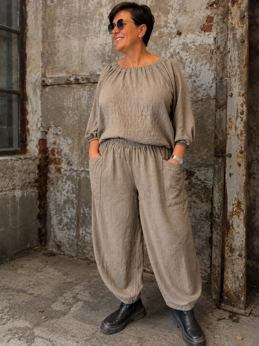 ### Alt-tekst til webshop – Molly Plussize buks

**Molly Plussize buks i let strukturvævet kvalitet med elastik i taljen og store udenpåsyede lommer. Bukserne har en rummelig ballonfacon, som smyger sig flot om kroppen og giver et moderne udtryk. Den bløde kvalitet og den behagelige pasform gør dem perfekte til både hverdag og afslappede outfits. Style dem med Molly blusen eller en enkel T-shirt for et stilrent look. Fås i plus size.**
