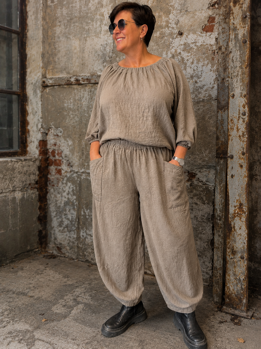 ### Alt-tekst til webshop – Molly Plussize buks

**Molly Plussize buks i let strukturvævet kvalitet med elastik i taljen og store udenpåsyede lommer. Bukserne har en rummelig ballonfacon, som smyger sig flot om kroppen og giver et moderne udtryk. Den bløde kvalitet og den behagelige pasform gør dem perfekte til både hverdag og afslappede outfits. Style dem med Molly blusen eller en enkel T-shirt for et stilrent look. Fås i plus size.**
