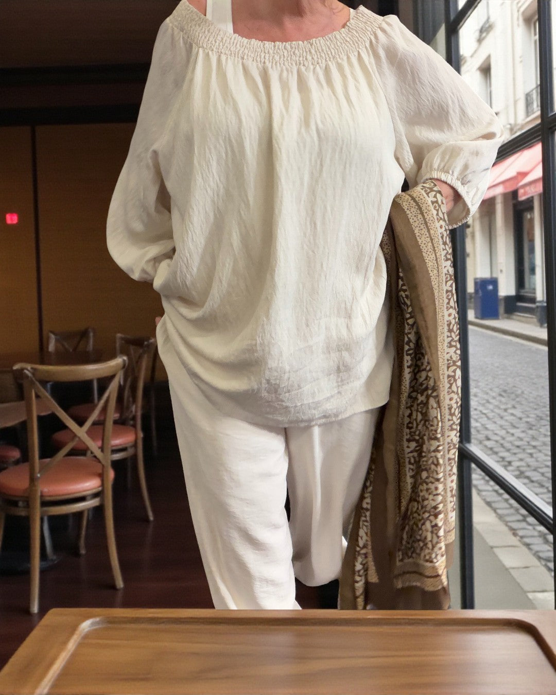 Molly plussize bluse med elastik omkring halsen, der giver en behagelig og fleksibel pasform til kurvede kvinder, perfekt til både hverdag og fest.