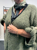 plussize strik cardigan mona i den army farve fåes i mange farver som kan ses på Sigensgaard.dk
