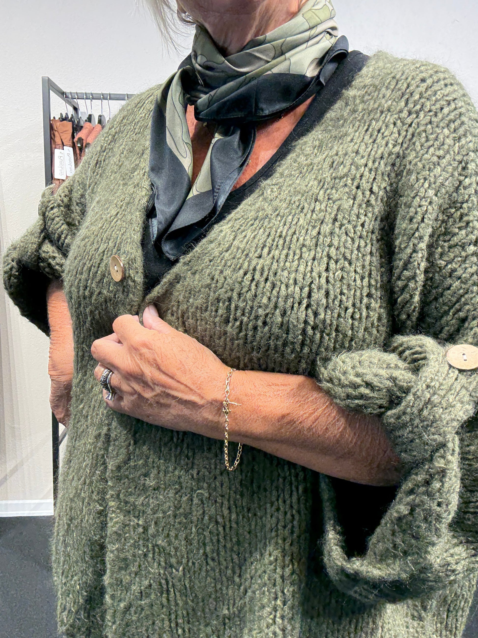 plussize strik cardigan mona i den army farve fåes i mange farver som kan ses på Sigensgaard.dk