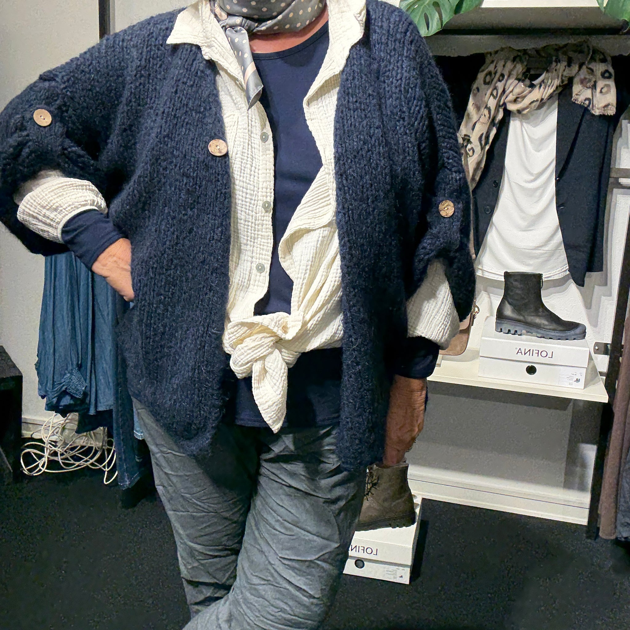 Mona strik cardiganen er med 3/4 ærmer og i en lækker chunky kvalitet. Den er med knaplukning og elevatorhejs ved ærmet.