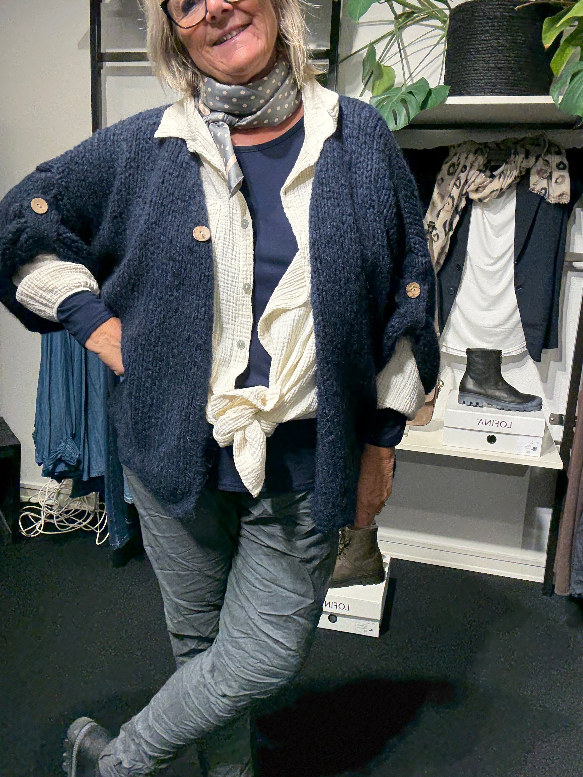 Mona strik cardiganen er med 3/4 ærmer og i en lækker chunky kvalitet. Den er med knaplukning og elevatorhejs ved ærmet.