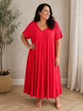 “Pernille plussize viskose kjole i smuk A-facon. Modellen er 168 cm høj og bruger størrelse 46/48. Kjolen har korte ærmer, V-udskæring og et løstsiddende, flatterende fald i mange flotte farver billed er Ai generet