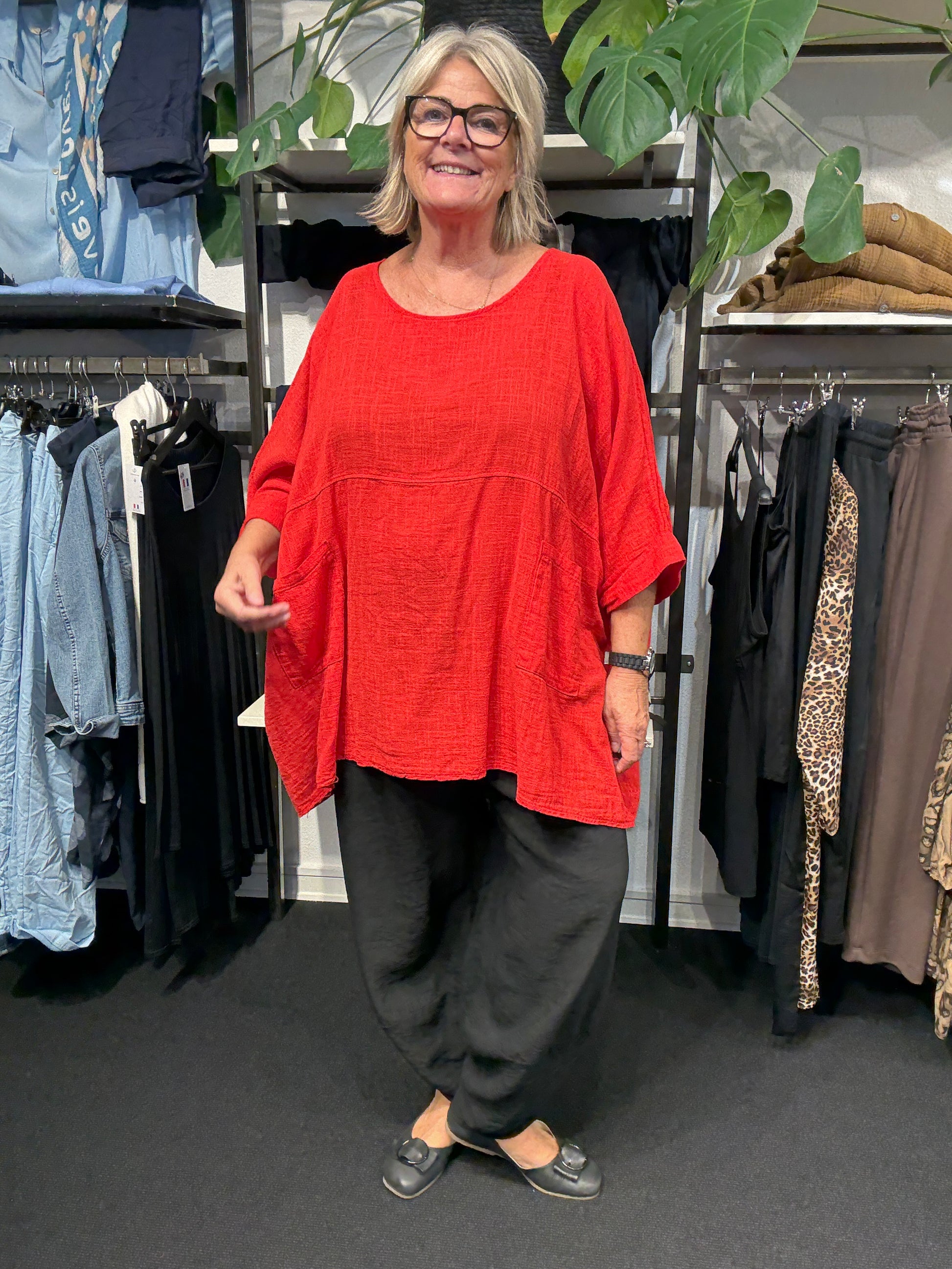 Susanne er en tunika til plus size kvinder, som elsker et oversize look. Den findes i mange forskellige farver. Den er onesize og passes af alt fra en str. 42 til og med str. 54. Her ses den i farven rød. 