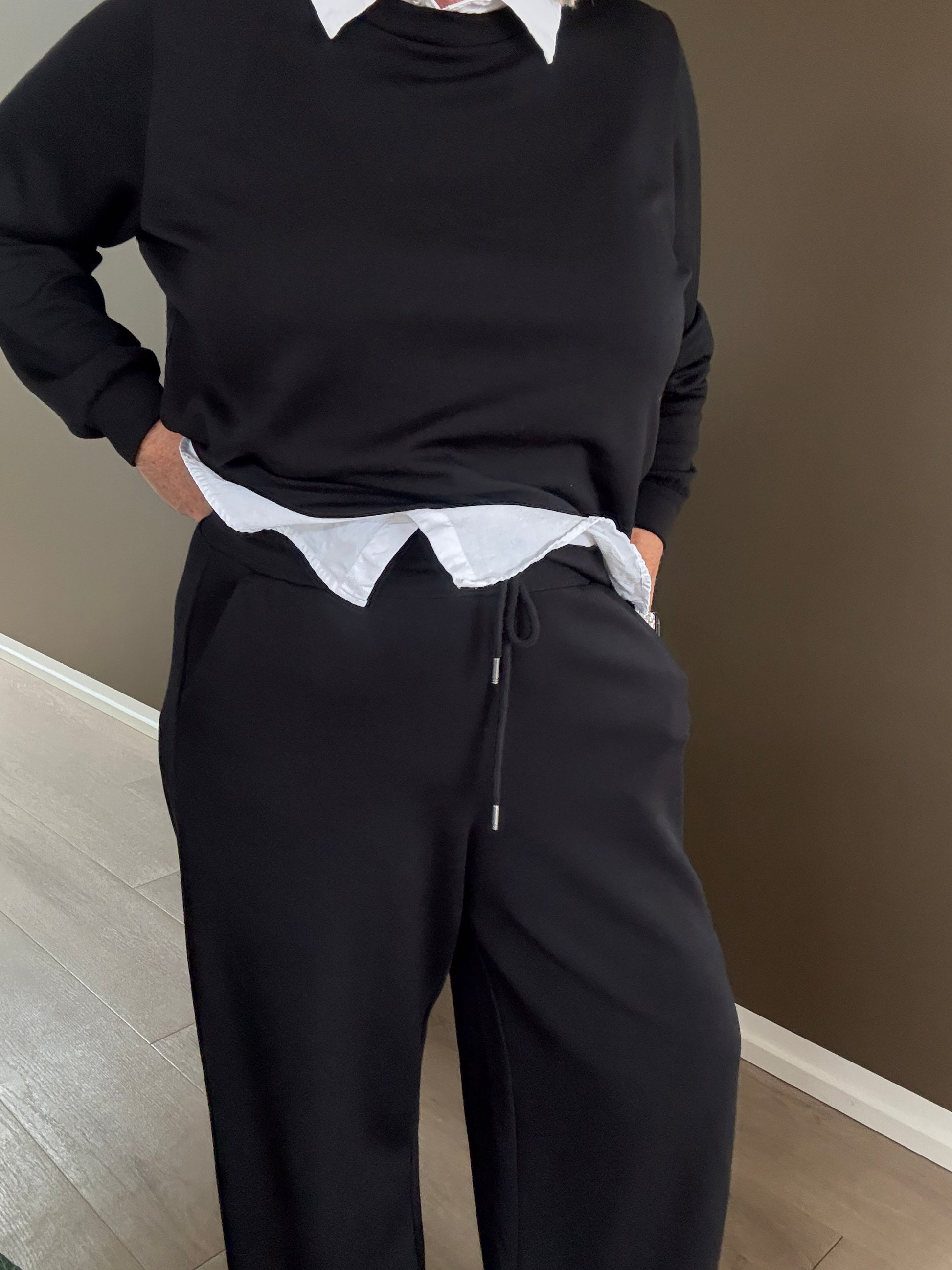 Sabina 2 buks er en skøn plussize buks i den blødeste facon,lang  ben og løs i talje.