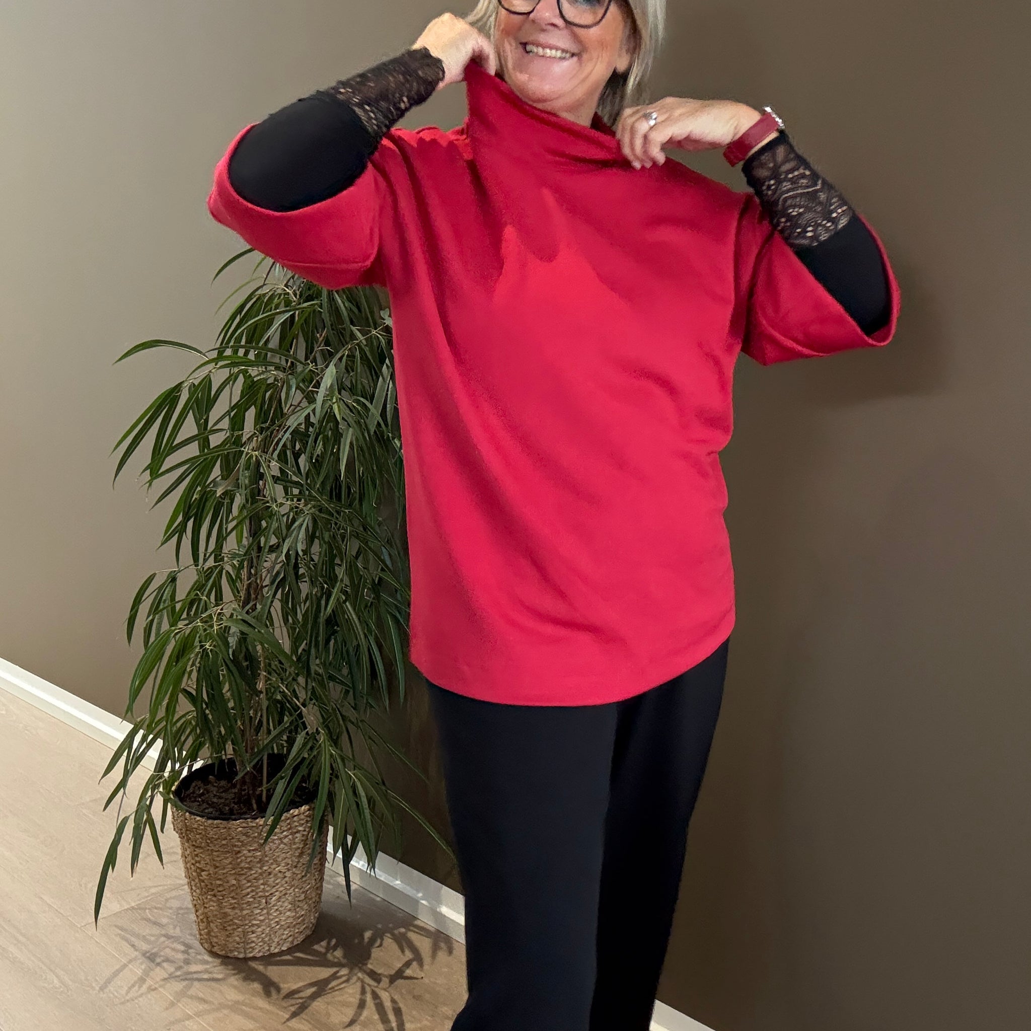 Lækker plus size t-shirt i den velkendte sabina kvalitet fra Wasabi. Denne er god til plus pigen som ønsker en anderledes, men simpel, t-shirt. 