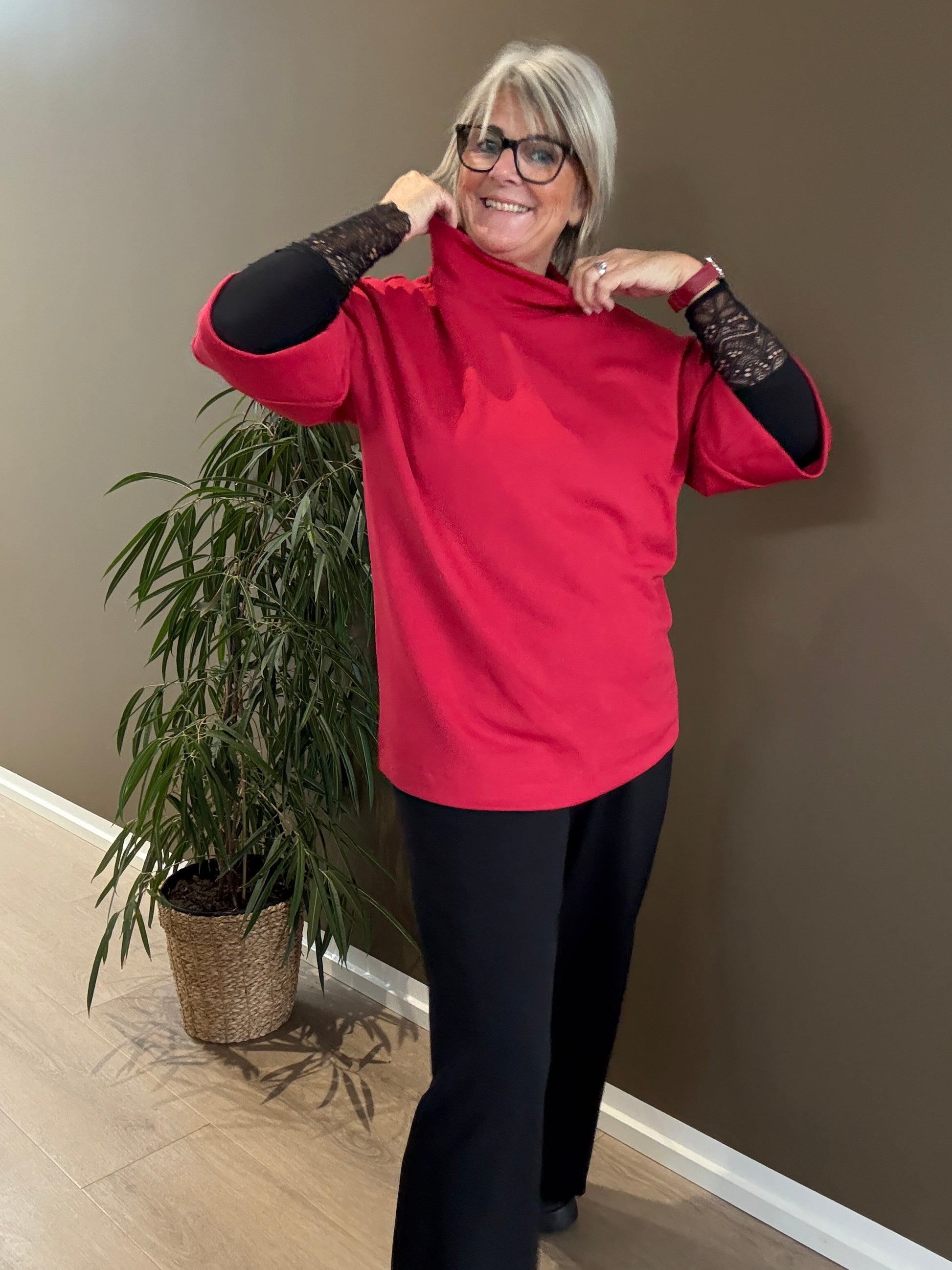 Lækker plus size t-shirt i den velkendte sabina kvalitet fra Wasabi. Denne er god til plus pigen som ønsker en anderledes, men simpel, t-shirt. 