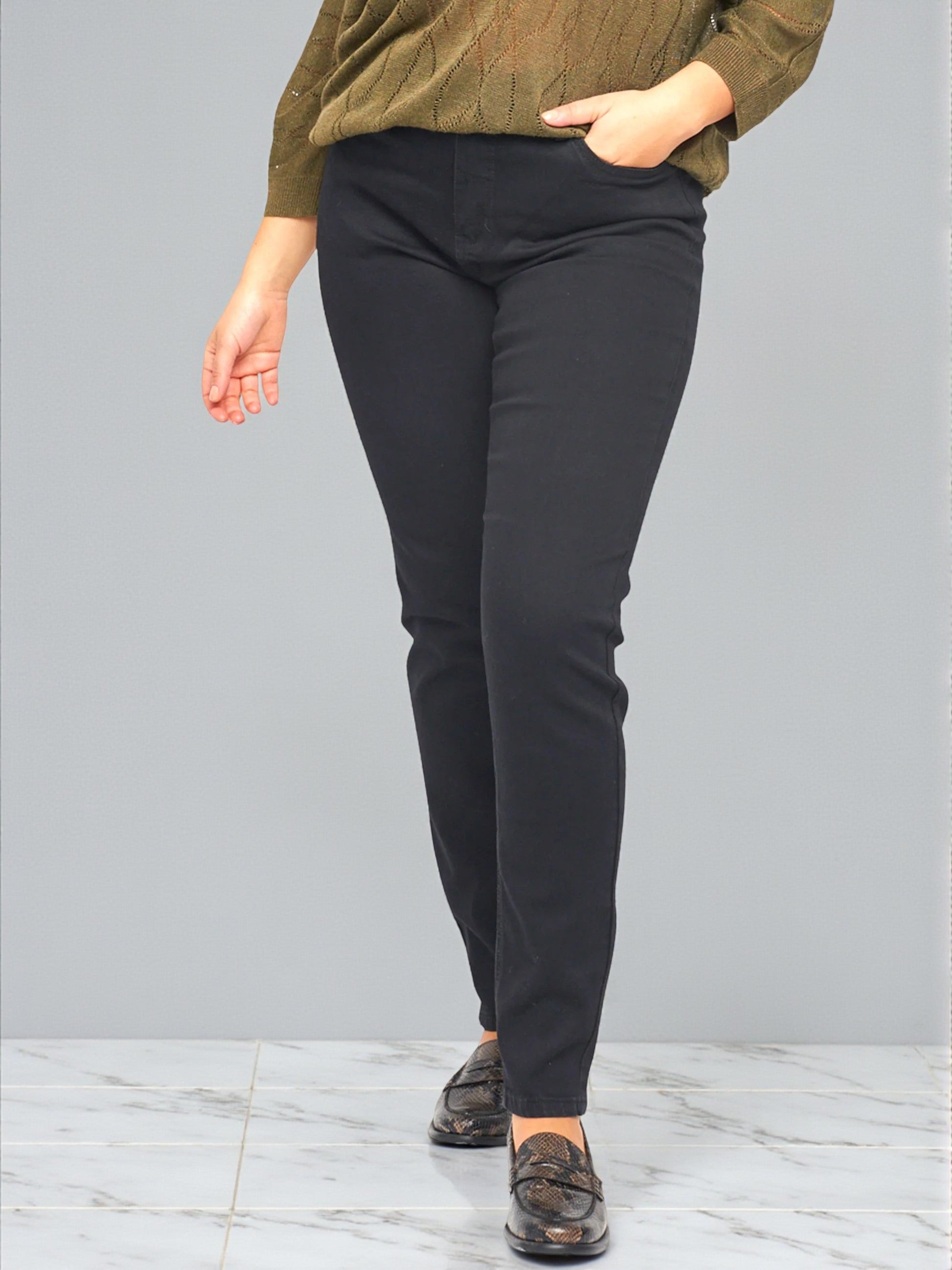 Adia-jeans med høj talje og let stræk, designet til plus size kvinder for optimal komfort, smigrende pasform og bevægelsesfrihed.