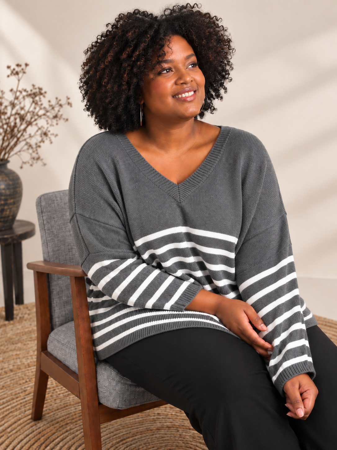 Hille plussize strik med hvide striber og V-hals, vist på plus size model. Billedet er AI-genereret.