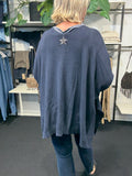Denne smarte plus size cardigan er i en strik kvalitet, og så er faconen oversize med et stort brystmål fra ærme til ærme. Den er med knaplukning og kan både bruges åben og lukket. 