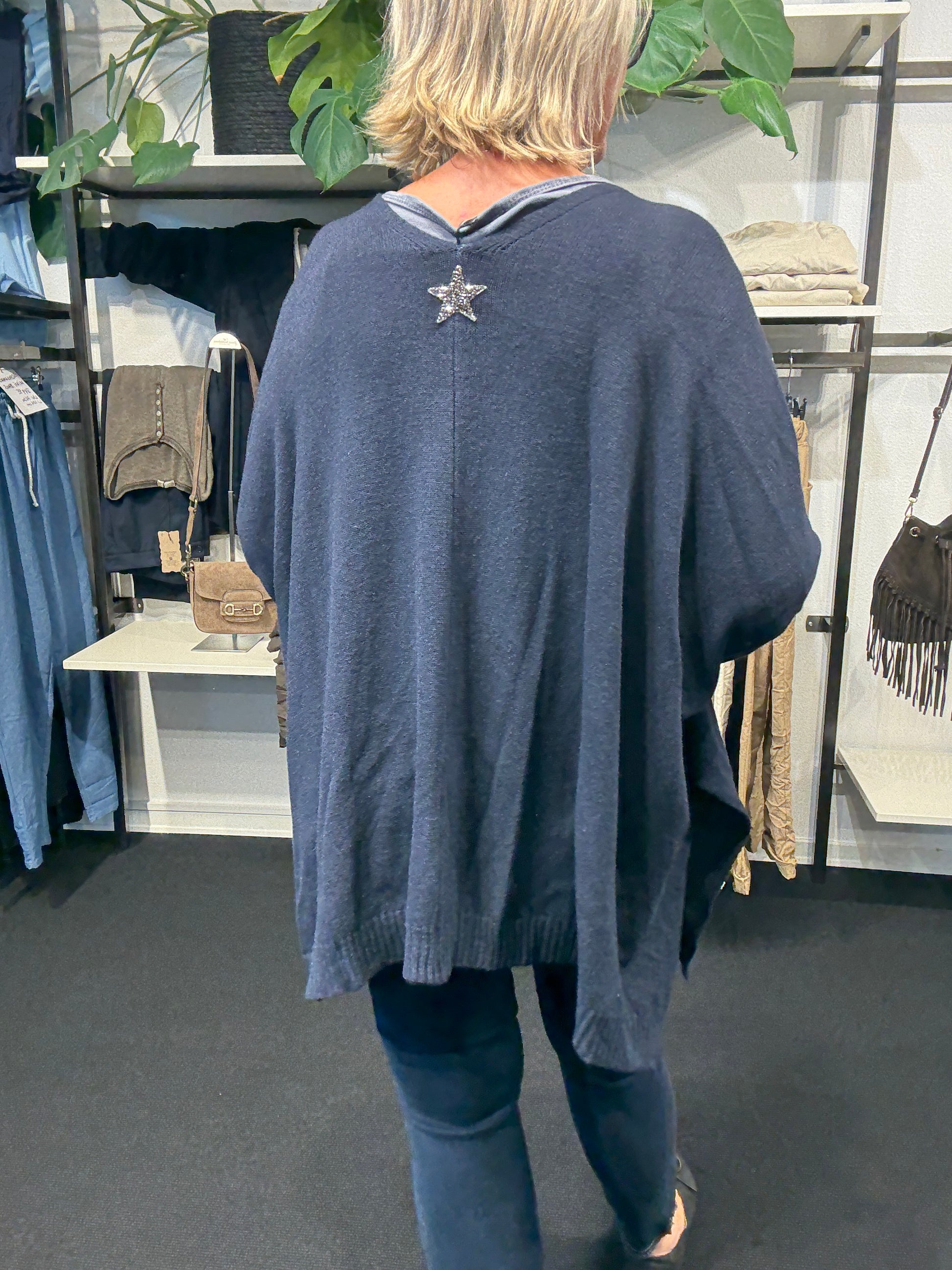 Denne smarte plus size cardigan er i en strik kvalitet, og så er faconen oversize med et stort brystmål fra ærme til ærme. Den er med knaplukning og kan både bruges åben og lukket. 