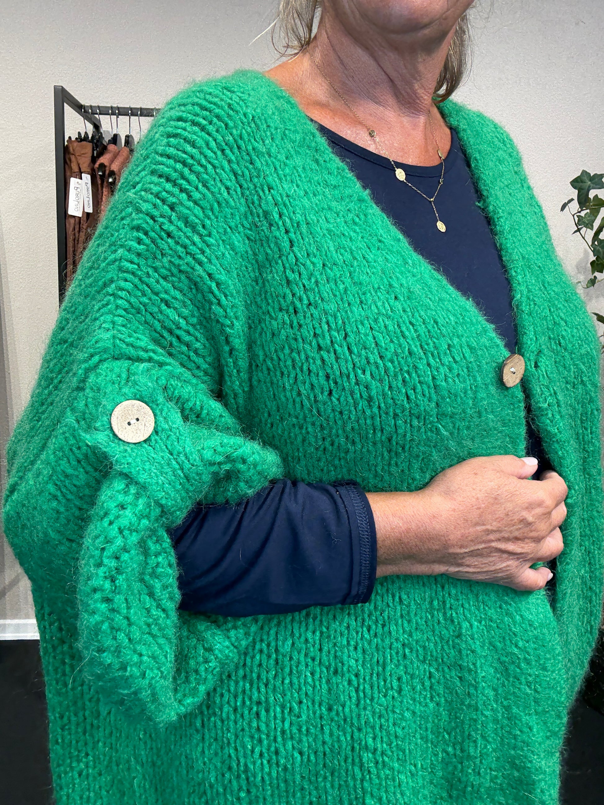 Mona strik cardiganen er med 3/4 ærmer og i en lækker chunky kvalitet. Den er med knaplukning og elevatorhejs ved ærmet.