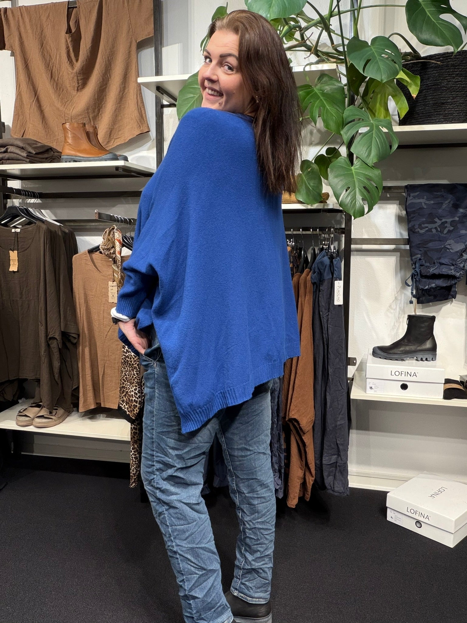 Gerda cardigan i blød, struktureret strik med lange ærmer, ribkanter og knaplukning foran.”