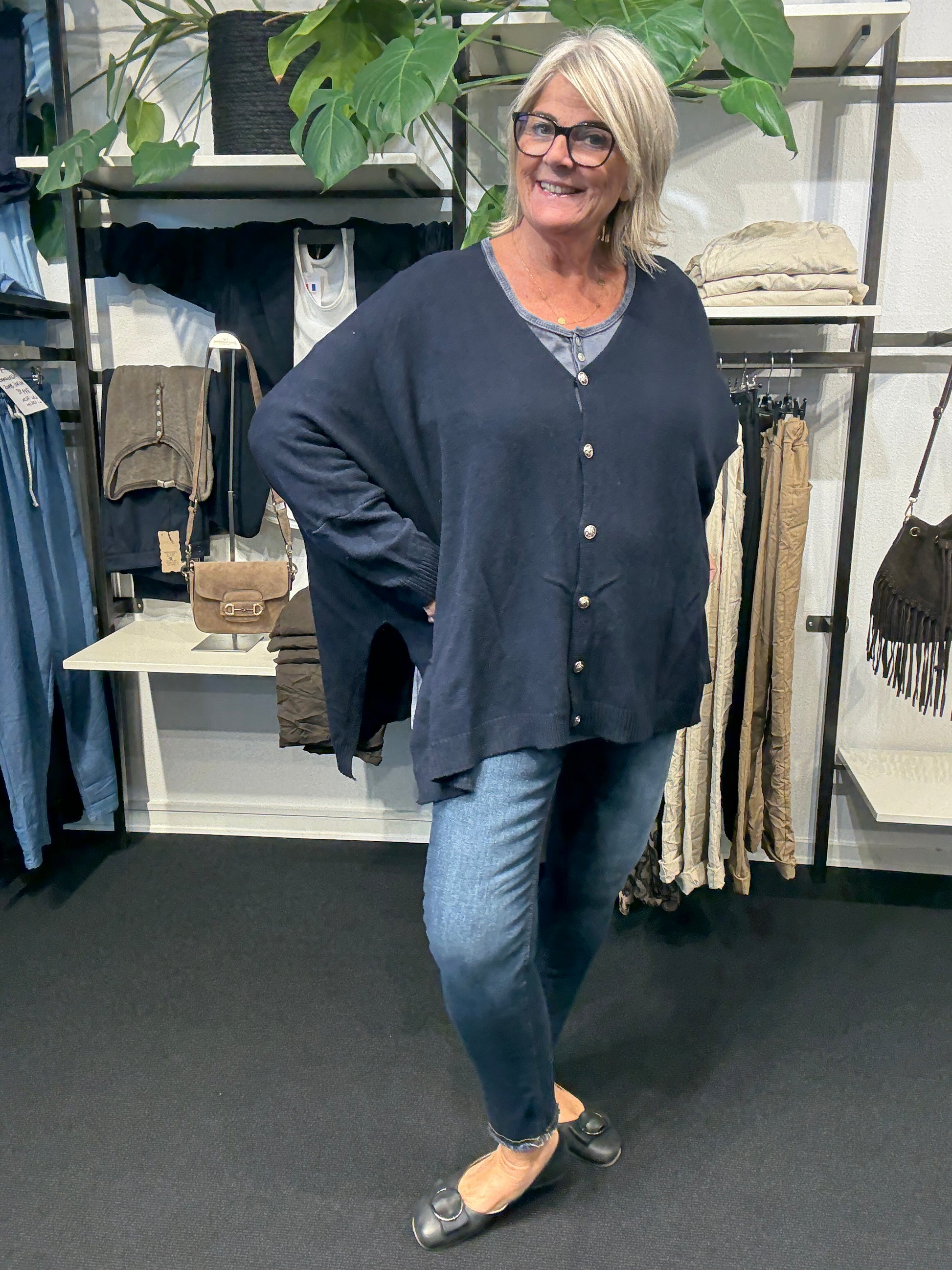Denne smarte plus size cardigan er i en strik kvalitet, og så er faconen oversize med et stort brystmål fra ærme til ærme. Den er med knaplukning og kan både bruges åben og lukket. 