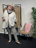 Gerda plussize cardigan i sand findes i flere farver på Sigensgaard.dk