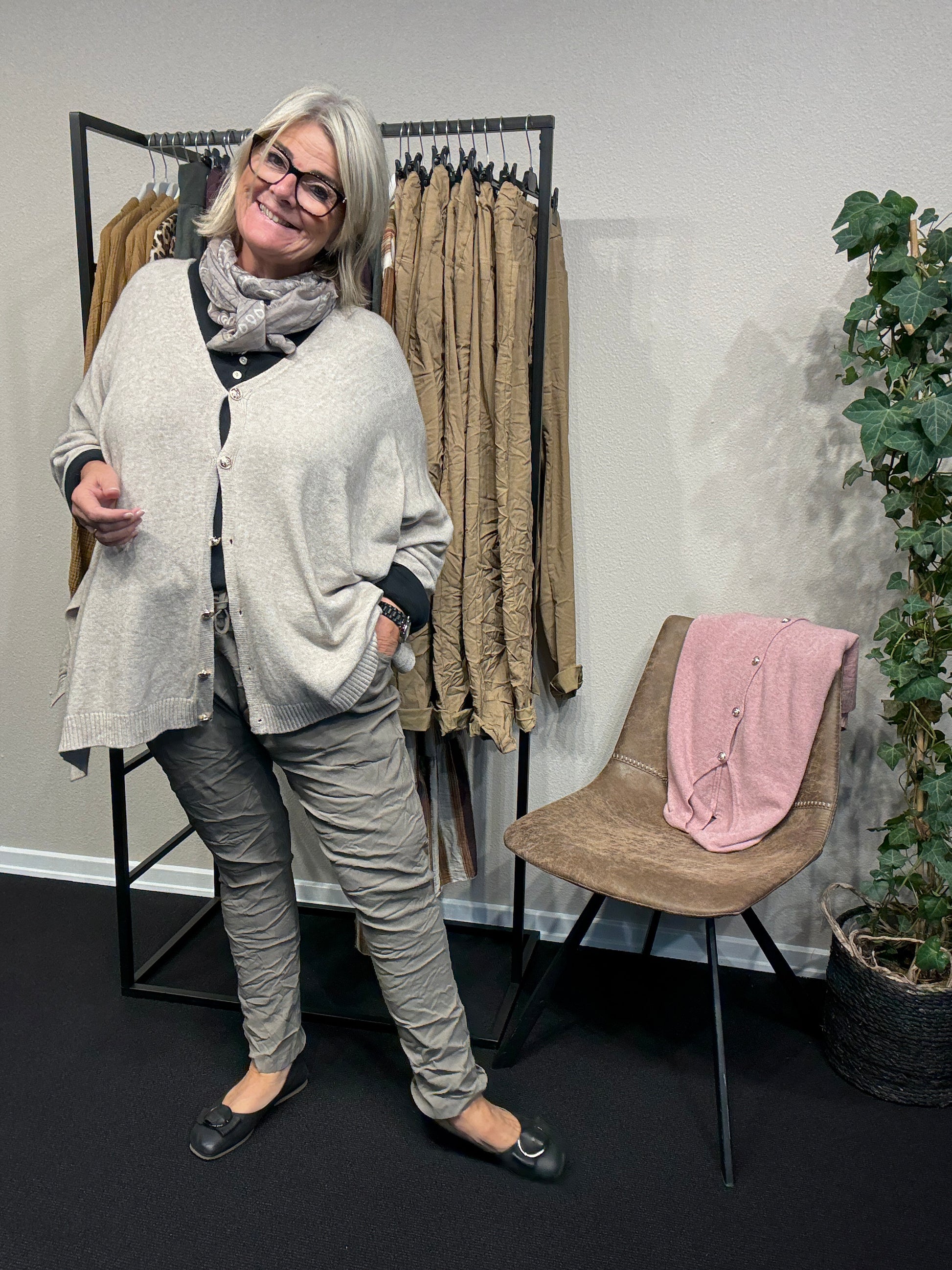 Gerda plussize cardigan i sand findes i flere farver på Sigensgaard.dk