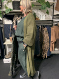 Lang oversize laura cardigan uden knapper findes i flere farver og kan bruges op til størrelse 52/54