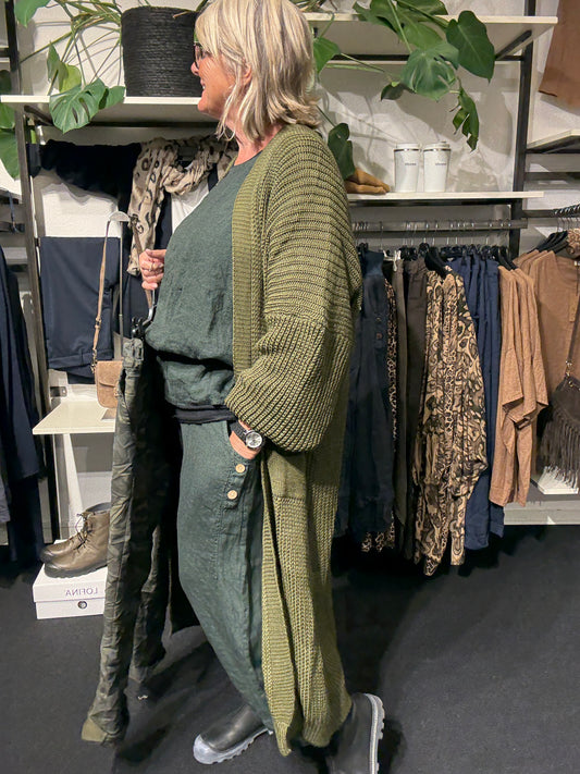 Lang oversize laura cardigan uden knapper findes i flere farver og kan bruges op til størrelse 52/54