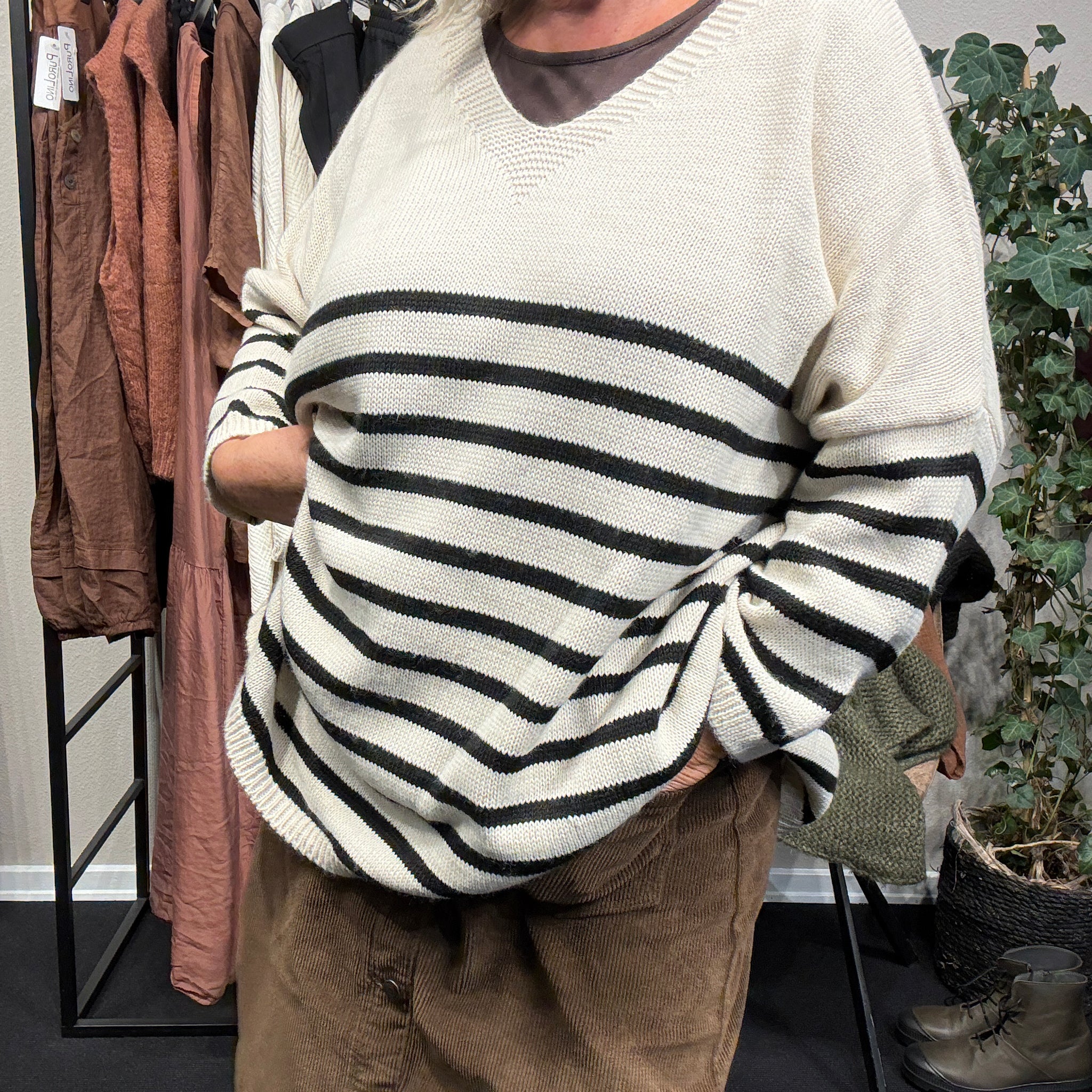 Let plussize  V-hals strik pullover fra sigensgaard.fåes som regel i flere forskellig farver.