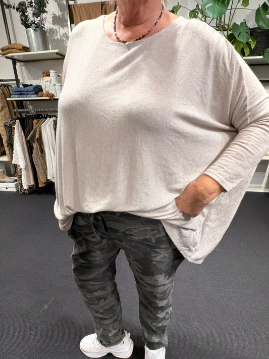  "Ebba strikbluse i blød, struktureret kvalitet med afslappet pasform overize tynd strik bluse som vi ofte har i mange farver