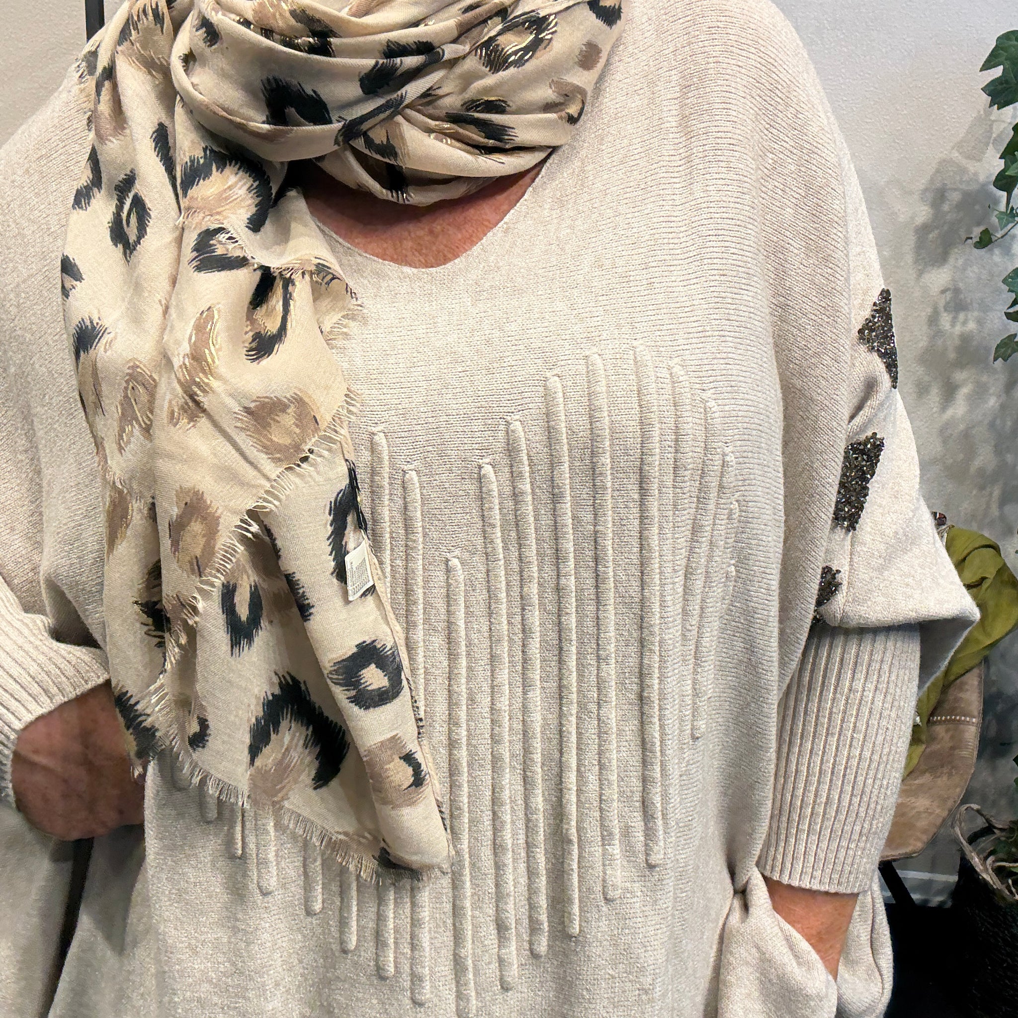 Plussize strik pullover i sand killi.