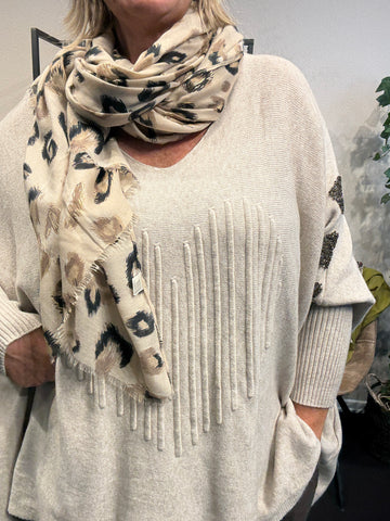 Plussize strik pullover i sand killi.