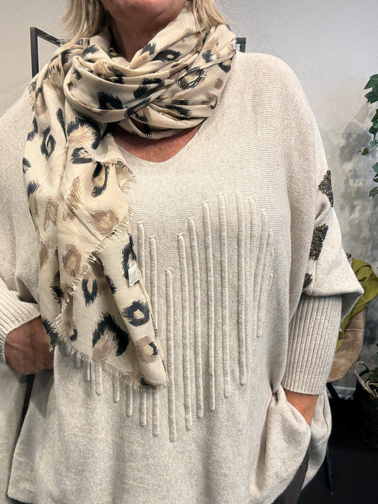 Plussize strik pullover i sand killi.