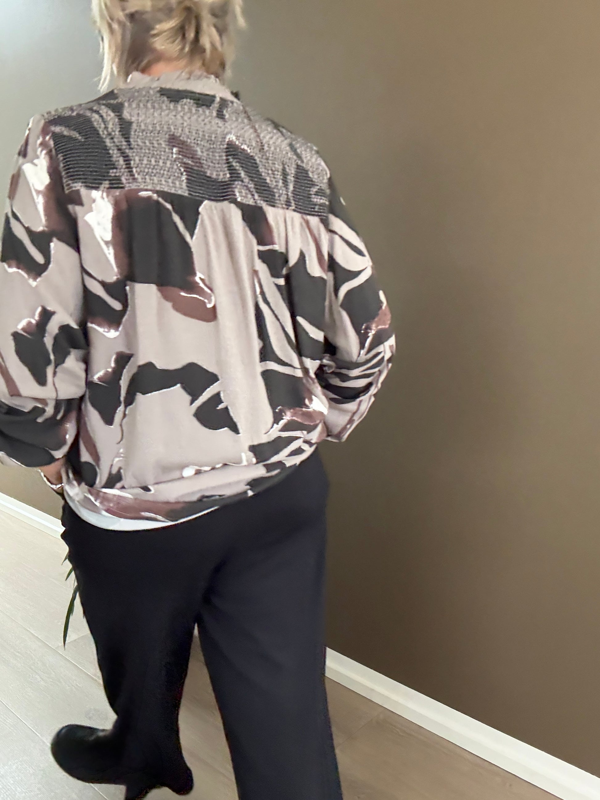 Smuk plus size bluse i anderledes mønster. Den er i nogle flotte jordfarver, som er nemme at sætte sammen med andre farver. 