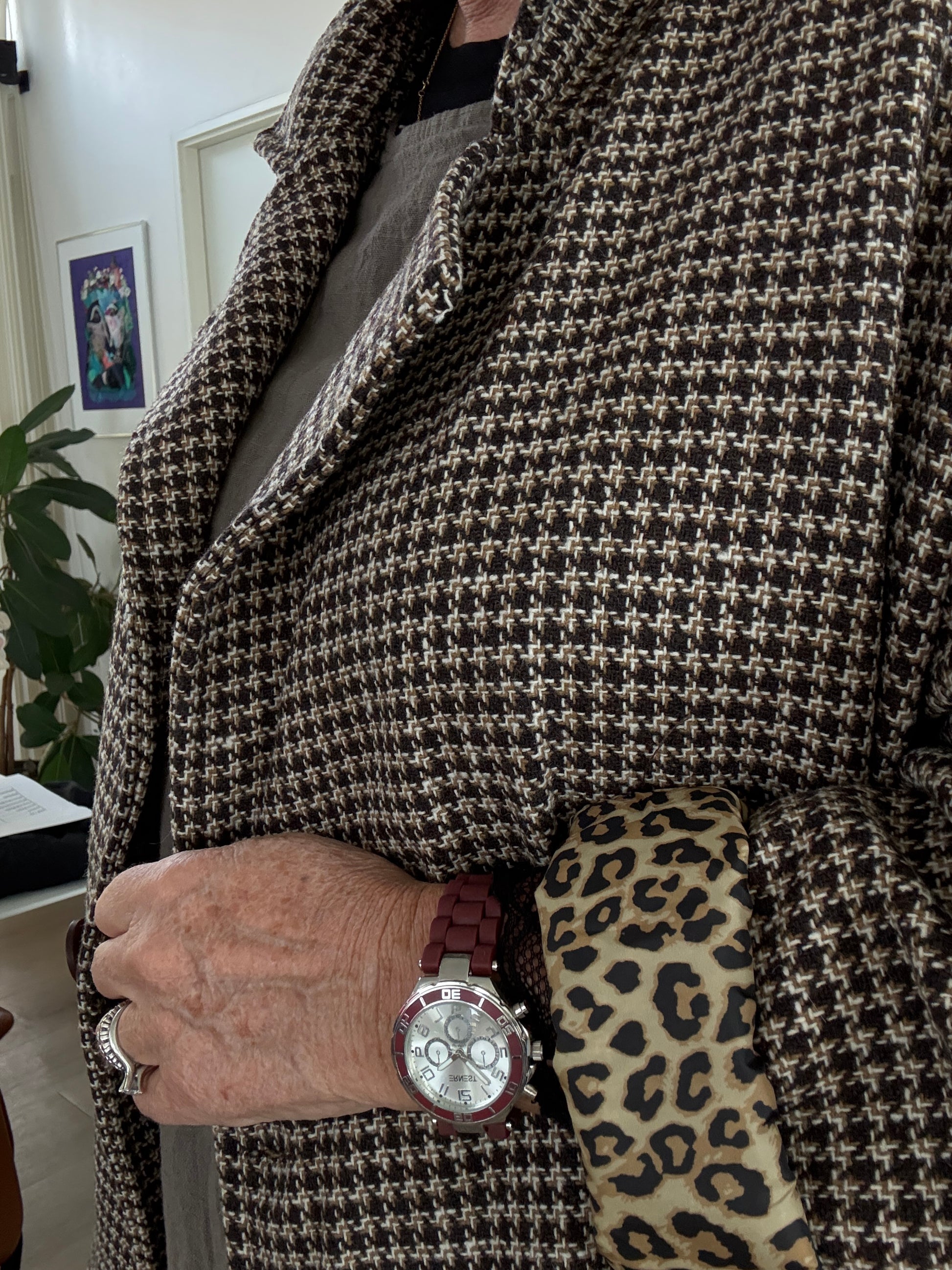 Flot anderledes plussize ternet blazer i flotte brunlige farver med leopard foer i ærme