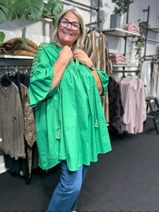 Den smukke plus size tunika ved navn Thea, her i grøn. Jeg har sat den til Mimi jeansen, det er den med stræk, lommer bindebånd og god pasform.