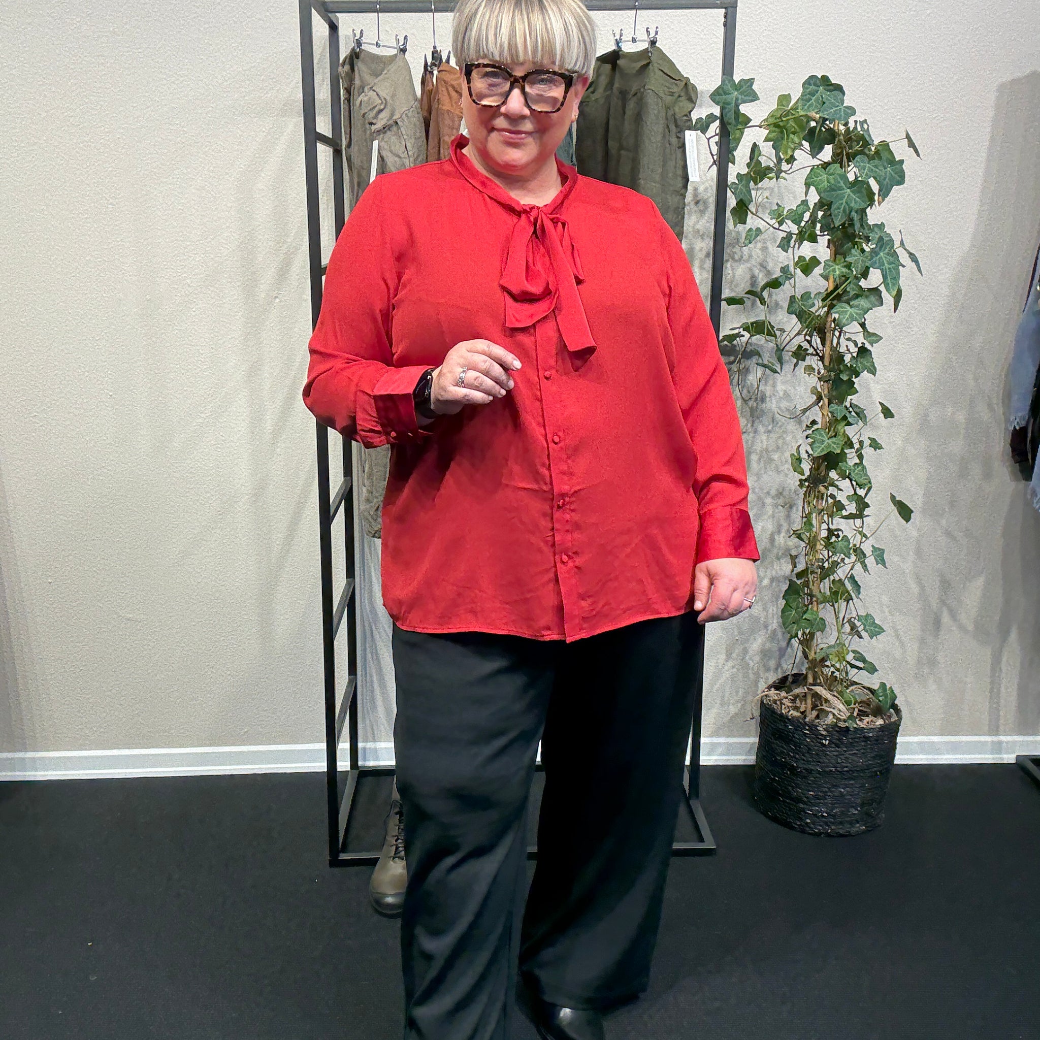 Smuk og feminin plus size bluse, perfekt til både hverdag og fest. Den er med et bindebånd foran, som man kan lade hænge eller binde til en sløjfe eller anden knude.