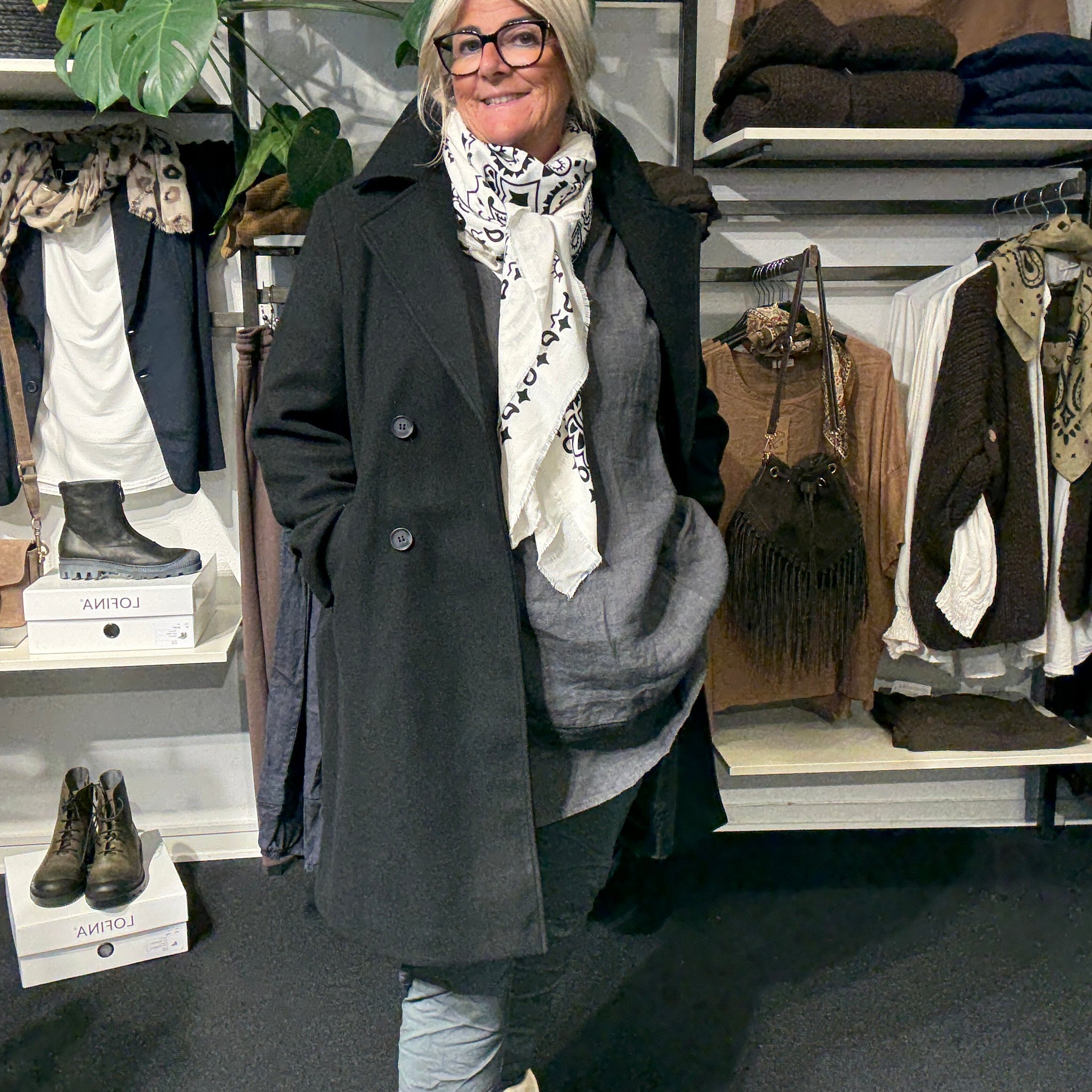 Only carmakoma trench coat i sort smart g anvendelig sort overtøj i plusstørrelser fra Sigensgaar.dk