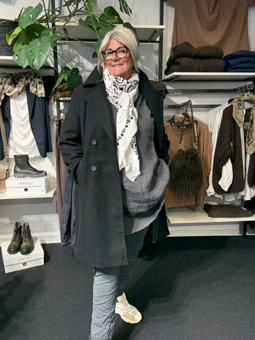 Only carmakoma trench coat i sort smart g anvendelig sort overtøj i plusstørrelser fra Sigensgaar.dk