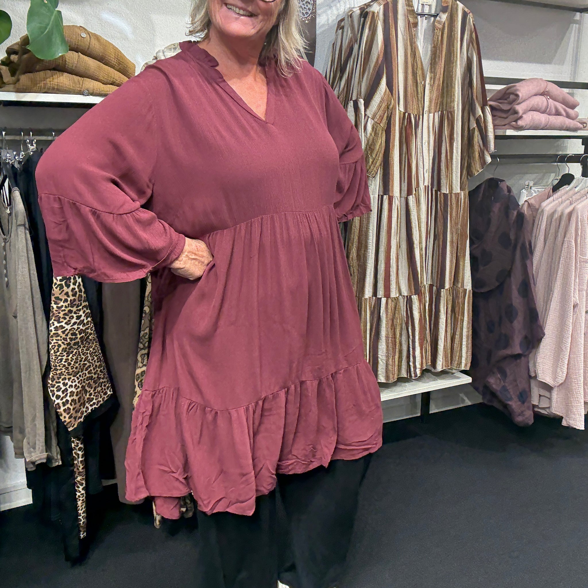 Ami mariana i den flotte vinrøde plussize tunika fra kaffe curve.