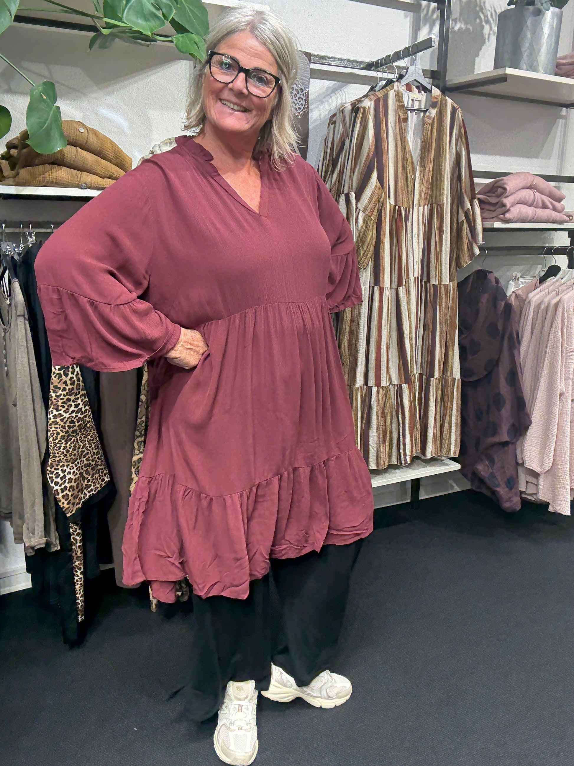 Ami mariana i den flotte vinrøde plussize tunika fra kaffe curve.