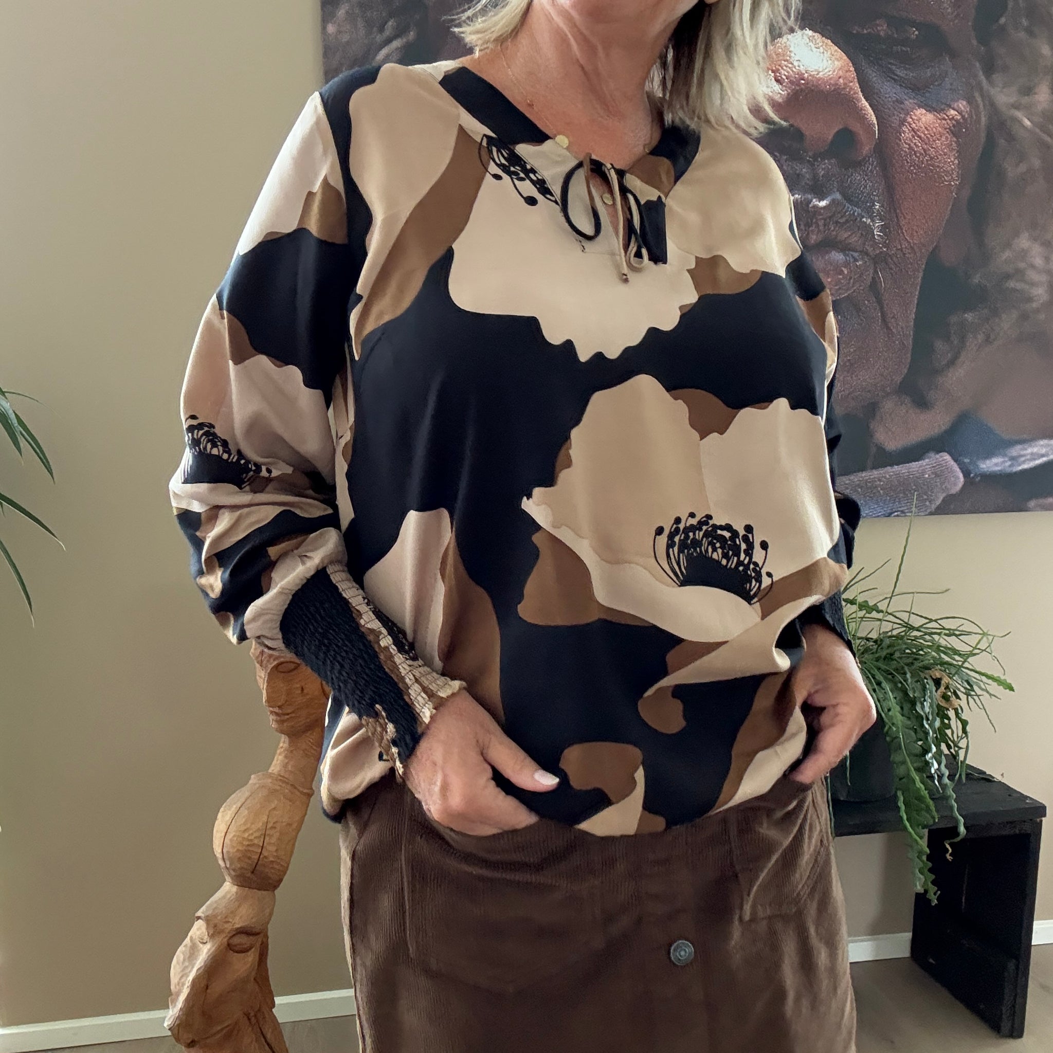 Plussize bluse fra Zhenzi som er det  mærke med de gode faconer, i bordeaux og brun flot print og flotte farver hverag eller fest den kan begge dele.