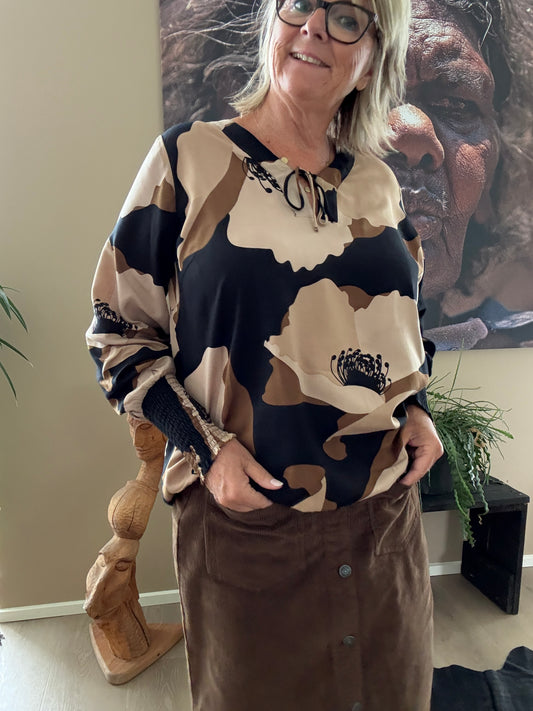 Plussize bluse fra Zhenzi som er det  mærke med de gode faconer, i bordeaux og brun flot print og flotte farver hverag eller fest den kan begge dele.