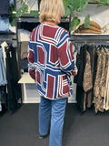 Smarte jeans som har elastik i liv og beskåret længde. Buksen har både lommer foran og bagpå. Læg mærke til at de findes op til en str. 58.