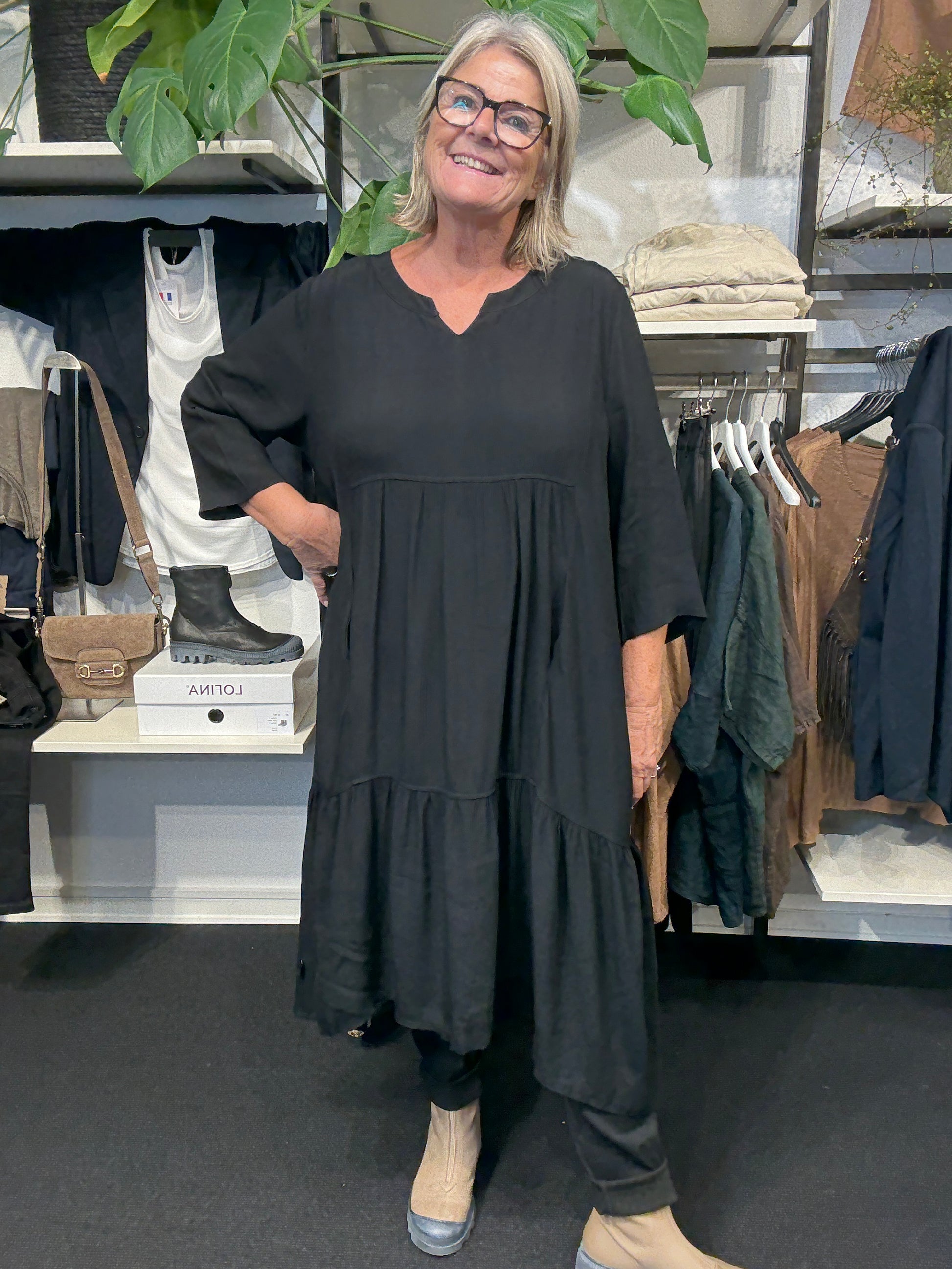 Plussize sort kjole denne hedder rigmor og er flot både til hverdag og fest.