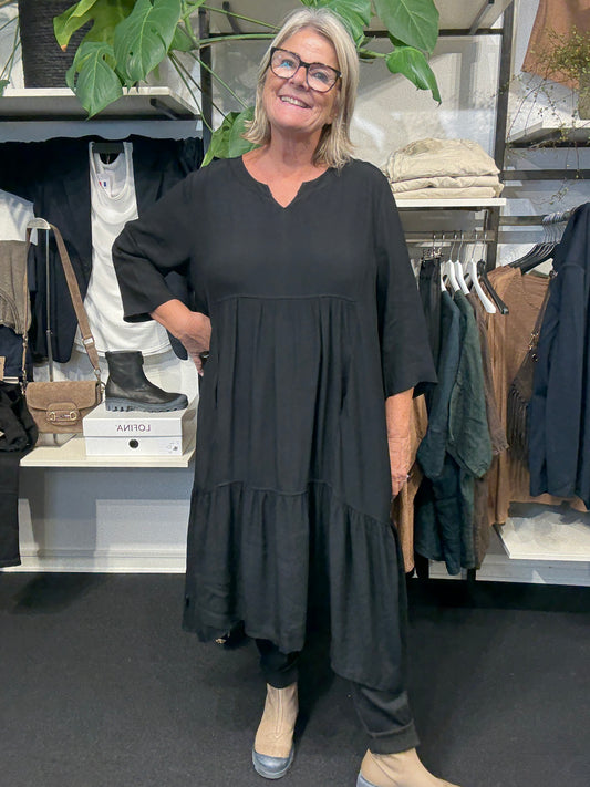 Plussize sort kjole denne hedder rigmor og er flot både til hverdag og fest.