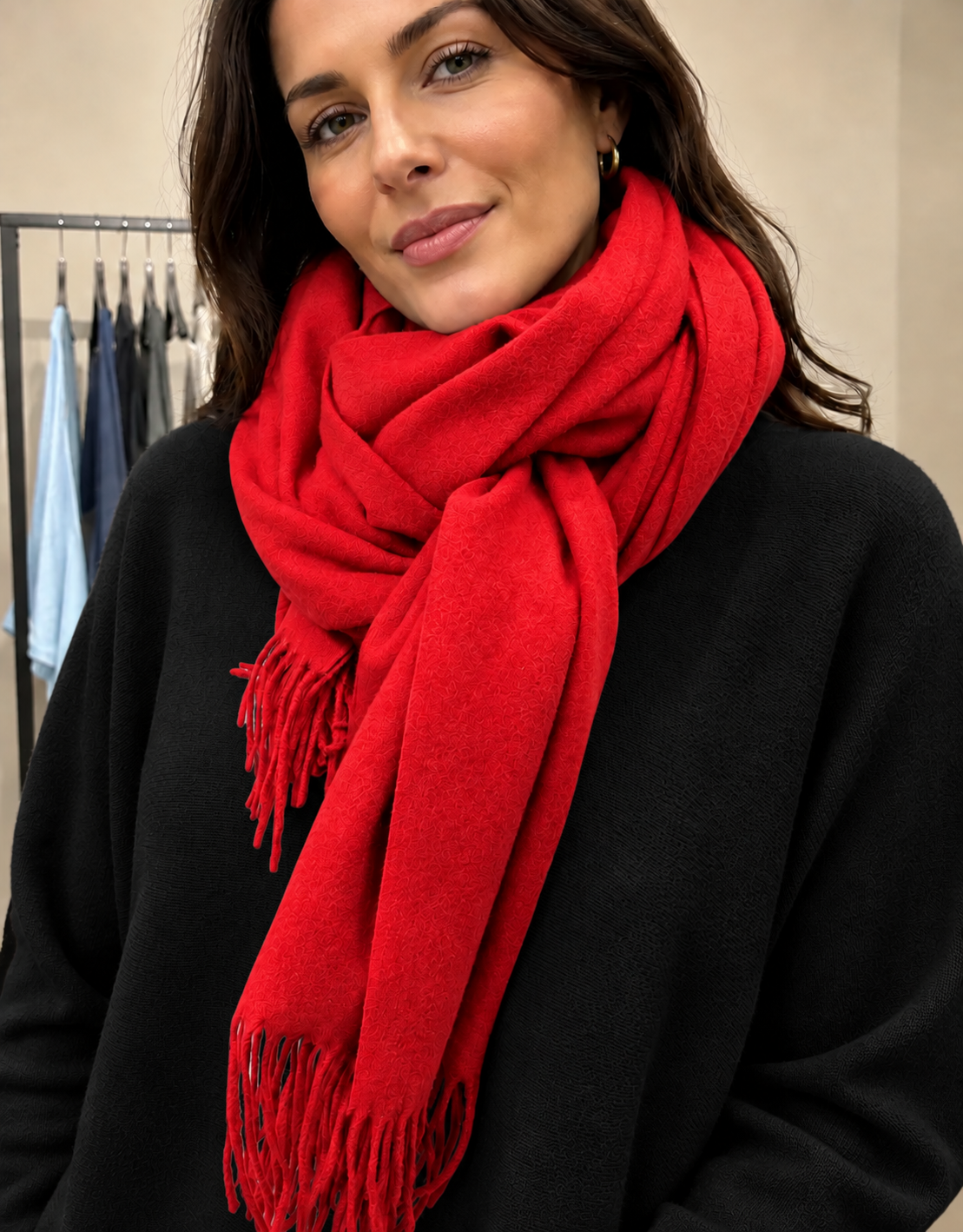 Blødt og lækkert pashmina tørklæde i lysegrå med fine frynser. Tørklædet føles dejligt blødt mod huden og kradser ikke. Perfekt til både hverdag og fest. Et skønt tørklæde, du vil elske at svøbe dig i. Billedet er AI-genereret.