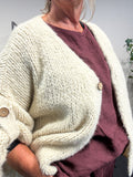 Mona strik cardiganen er med 3/4 ærmer og i en lækker chunky kvalitet. Den er med knaplukning og elevatorhejs ved ærmet.