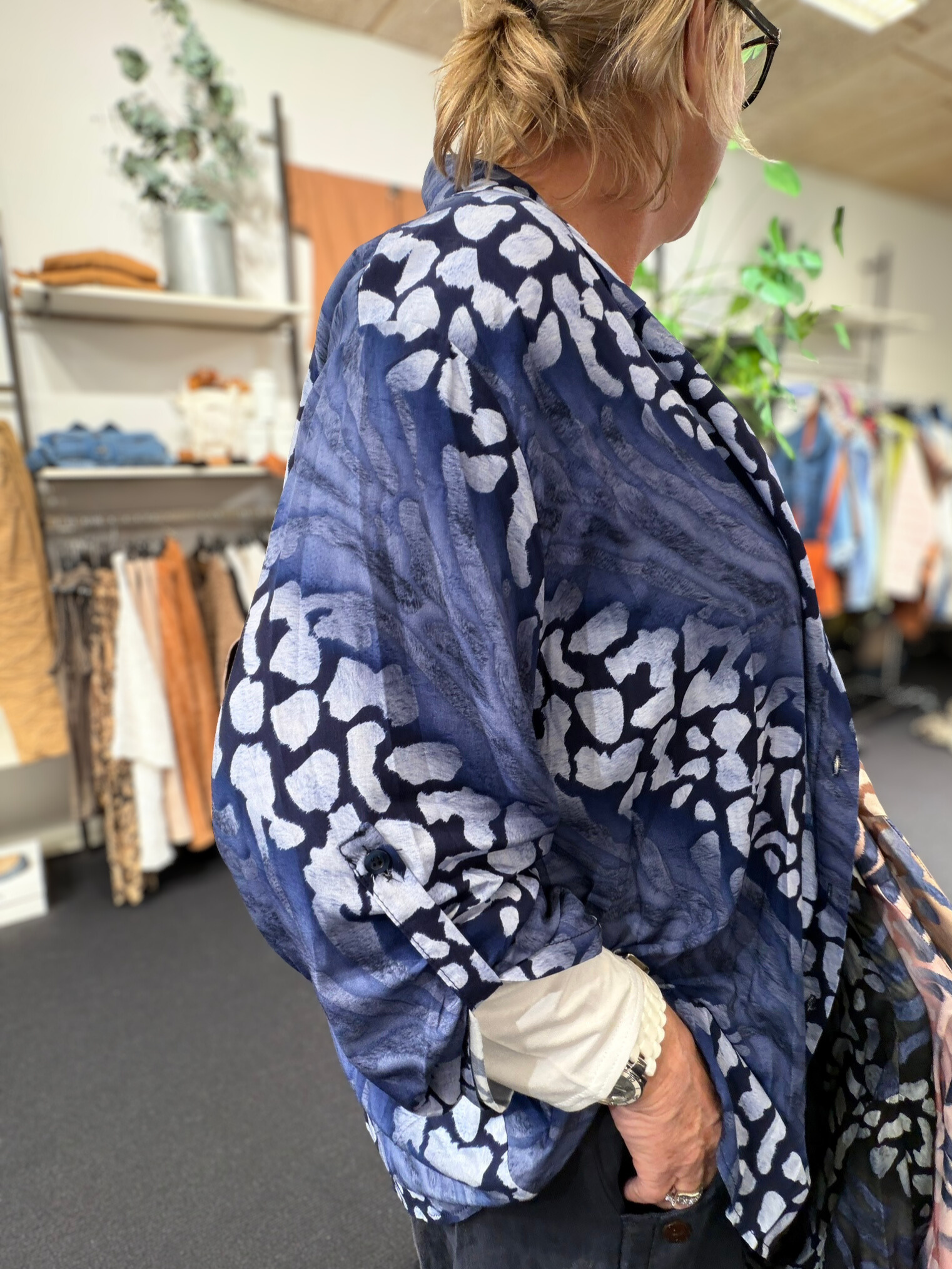 Smart plus size skjorte i en tynd viskose kvalitet. Den er gennemknappet, så den kan bruges både åben og lukket. 