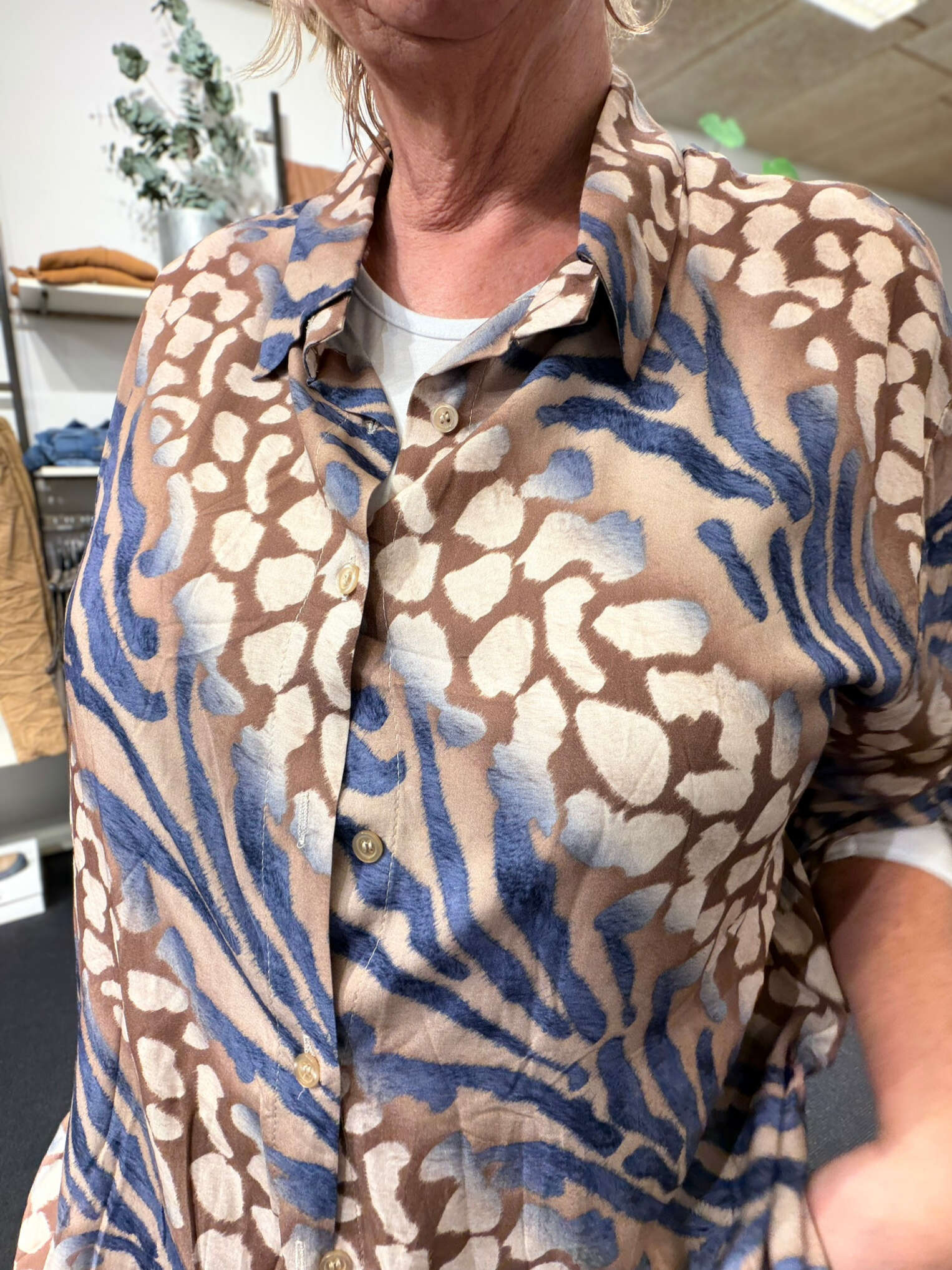 Smart plus size skjorte i en tynd viskose kvalitet. Den er gennemknappet, så den kan bruges både åben og lukket. 