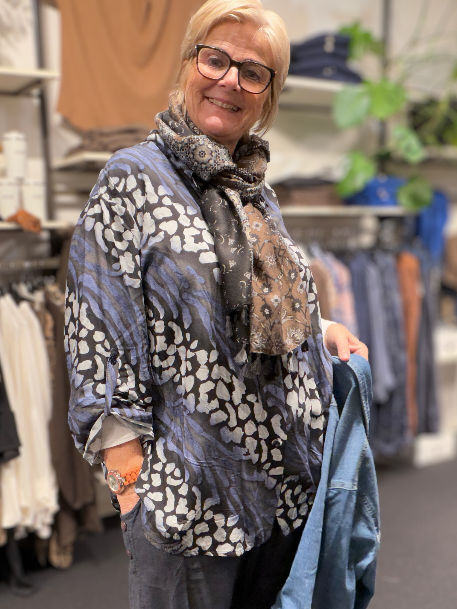 Smart plus size skjorte i en tynd viskose kvalitet. Den er gennemknappet, så den kan bruges både åben og lukket. 