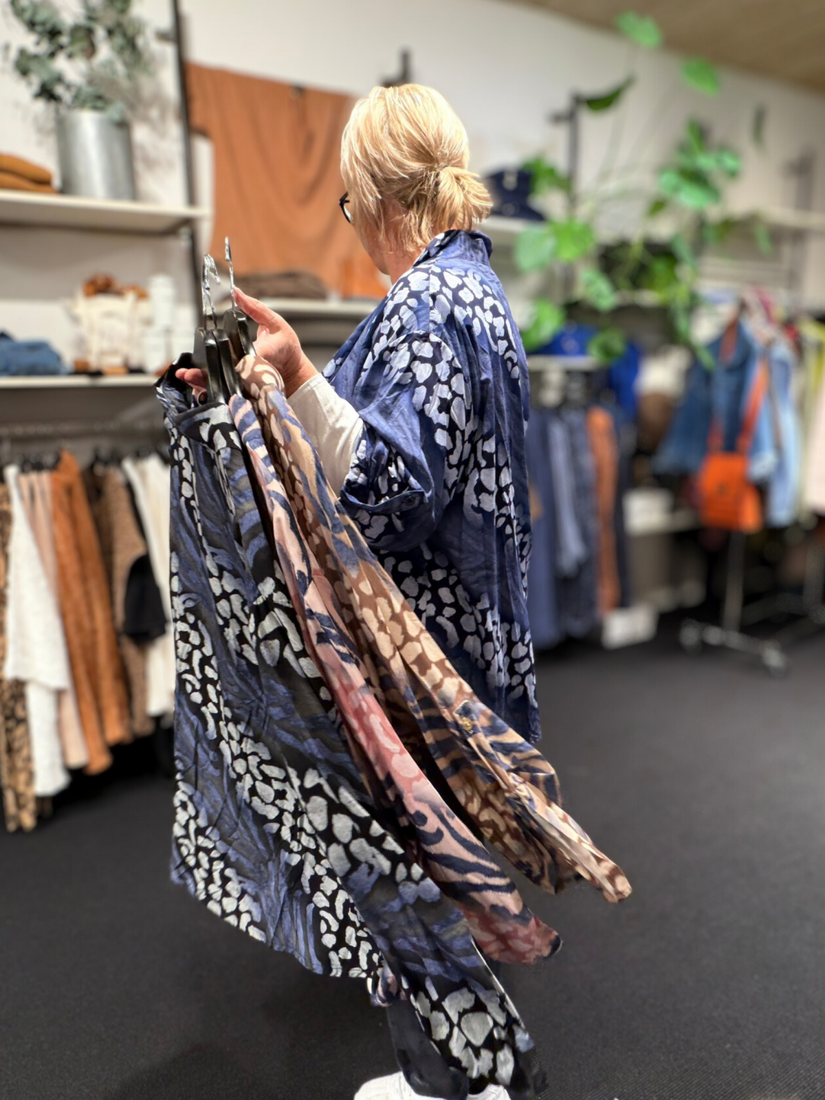 Smart plus size skjorte i en tynd viskose kvalitet. Den er gennemknappet, så den kan bruges både åben og lukket. 
