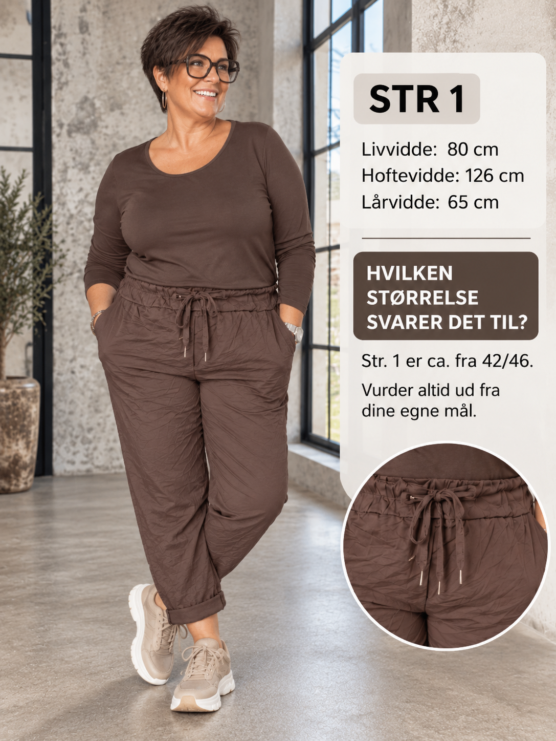 Rosa Hyggebuks i **plus size** er nu kommet i en ny og lækker model, som fås i 2 størrelser. Skønne, bløde og komfortable plus size bukser med en dejlig rummelig pasform. Perfekte til både hverdag og hygge. Modellen på billedet har str. 1 på. Brug vores billeder som inspiration, men tjek altid mål og størrelsesbeskrivelse for at finde den størrelse, der passer til din skønne facon.